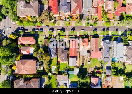 Ruelles et rues résidentielles vertes avec maisons individuelles sur la Basse-rive nord de la banlieue riche Chatswood du Grand Sydney - vue aérienne en haut vers le bas. Banque D'Images