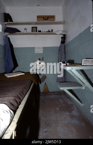 Parc national d'Alcatraz, États-Unis 6/1985. Île d'Alcatraz : une petite île dans la baie de San Francisco, à 1,25 miles (2,01 km) au large de San Francisco, Californie, États-Unis. Au milieu du 19th siècle, Alcatraz était un phare, une fortification militaire et une prison militaire. En 1934, l'île est transformée en prison fédérale, le pénitencier fédéral d'Alcatraz. La baie de San Francisco a de forts courants autour de l'île et les températures d'eau froide ont rendu l'évasion presque impossible. La prison est devenue l'une des plus célèbres de l'histoire américaine. La prison a fermé en 1963, et l'île est maintenant un grand touriste Banque D'Images