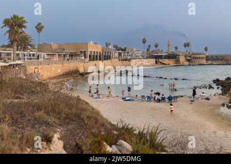 CÉSARÉE, Israël - 11 août 2022 : touristes au port antique de Césarée. L'ancienne ville et le port de Césarée Maritima ont été construits par Hérode le Grand About Banque D'Images