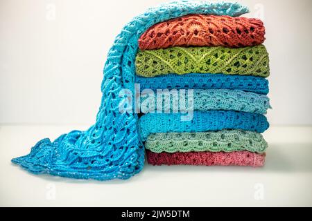 une pile de tricots multicolores sur fond blanc. Banque D'Images