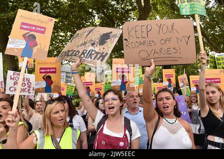 Londres, Angleterre, Royaume-Uni. 3rd septembre 2022. Les manifestants tiennent des écriteaux exprimant leur opinion pendant la manifestation. Manifestation Pro Choice organisée comme contre-manifestation à la marche anti-avortement, sur la place du Parlement à Londres, au Royaume-Uni. (Image de crédit : © Thomas Krych/ZUMA Press Wire) Banque D'Images