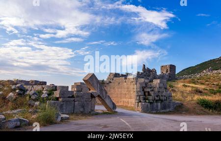 Ruines de la porte d'Arcadie et murs près de l'ancien Messène (Messini). Grèce. Banque D'Images