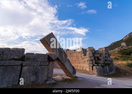 Ruines de la porte d'Arcadie et murs près de l'ancien Messène (Messini). Grèce. Banque D'Images