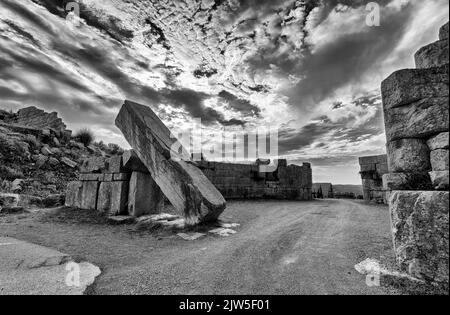 Ruines de la porte d'Arcadie et murs près de l'ancien Messène (Messini). Grèce. Banque D'Images