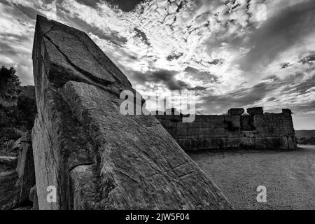 Ruines de la porte d'Arcadie et murs près de l'ancien Messène (Messini). Grèce. Banque D'Images