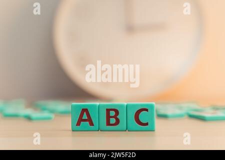 L'alphabet ABC fait de petits cubes colorés avec des lettres. Début de l'école. Développement des enfants. Photo de haute qualité Banque D'Images