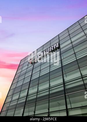 Hambourg, Allemagne - 03 septembre 2022 : la construction du magasin d'électronique de la marque Saturn au coucher du soleil. Banque D'Images