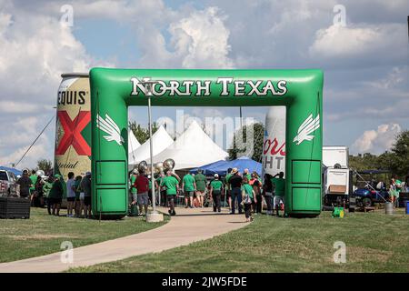 Denton, Texas, États-Unis. 03rd septembre 2022. Les fans se préparant pour l'équipe de football North Texas Mean Green marchent avant le premier match de football NCAA entre le North Texas Mean Green et les Mustangs méthodistes du Sud au stade Apogee de Denton, Texas. Ron Lane/CSM/Alamy Live News Banque D'Images