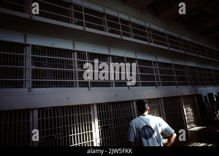 Parc national d'Alcatraz, États-Unis 6/1985. Île d'Alcatraz : une petite île dans la baie de San Francisco, à 1,25 miles (2,01 km) au large de San Francisco, Californie, États-Unis. Au milieu du 19th siècle, Alcatraz était un phare, une fortification militaire et une prison militaire. En 1934, l'île est transformée en prison fédérale, le pénitencier fédéral d'Alcatraz. La baie de San Francisco a de forts courants autour de l'île et les températures d'eau froide ont rendu l'évasion presque impossible. La prison est devenue l'une des plus célèbres de l'histoire américaine. La prison a fermé en 1963, et l'île est maintenant un grand touriste Banque D'Images