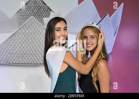 2 septembre 2022, Casciana terme, Pise, Italie: Nicole Ninci couronné par Miss Italie 2021 Zeudi di Palma lors de la finale du concours de beauté Miss Toscana 2022 à Casciana terme. (Credit image: © Stefano Dalle Luche/Pacific Press via ZUMA Press Wire) Banque D'Images