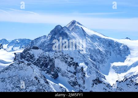 Le mont Fleckistock et le mont Stucklistock vus depuis la promenade en falaise du glacier de Titlis en Suisse Banque D'Images