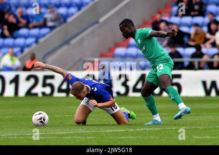 Charlie Cooper d'Oldham Athletic Tussles avec Michael Gyasi du Chesterfield football Club lors du match de la Vanarama National League entre Oldham Athletic et Chesterfield à Boundary Park, Oldham, le samedi 3rd septembre 2022. (Credit: Eddie Garvey | MI News) Credit: MI News & Sport /Alay Live News Banque D'Images