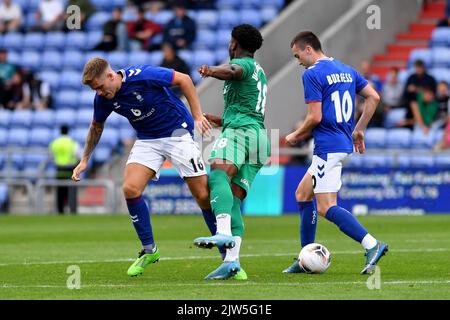 Charlie Cooper d'Oldham Athletic et Luke Burgess d'Oldham Athletic Tussles avec Jesurun Uchegbulam du club de football de Chesterfield lors du match de la Vanarama National League entre Oldham Athletic et Chesterfield à Boundary Park, Oldham, le samedi 3rd septembre 2022. (Credit: Eddie Garvey | MI News) Credit: MI News & Sport /Alay Live News Banque D'Images