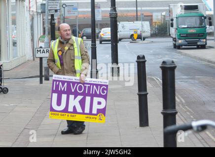 UN PARTISAN DE L'UKIP SE DÉPORTE DANS LES RUES D'EASTLEIGH À LA VEILLE DE L'ÉLECTION PARTIELLE. PHOTO MIKE WALKER, 2013 PHOTOS DE MIKE WALKER Banque D'Images