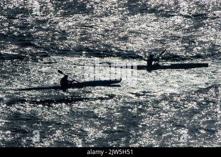 Canoë dans la mer Méditerranée à Ibiza Espagne Banque D'Images