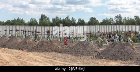 Bucha, Ukraine. 2nd septembre 2022. Tombes fraîchement creusées vues au cimetière de Bucha. Coffins contenant les corps de personnes non identifiées tuées dans le district de Bucha au moment de l'occupation russe, lors d'une cérémonie d'enterrement dans un cimetière de Bucha, dans la région de Kiev, en Ukraine. Des mois après le retrait des forces russes du district de Bucha, les corps qui n'ont pas été identifiés ont été enterrés et marqués de numéros dans un cimetière de Bucha. (Credit image: © Mykhaylo Palinchak/SOPA Images via ZUMA Press Wire) Banque D'Images