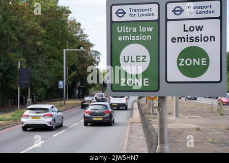 Les véhicules conduisant passent les panneaux TFL pour ULEZ - Ultra Low Emission zone , et LEZ - Low Emission zone opère dans le Grand Londres Angleterre Royaume-Uni Banque D'Images