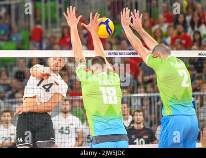 Klemen Cebulj, Alen Pajenk (Slovénie) ; Moritz Karlitzek (Allemagne). Championnat du monde de volleyball 2022. Ronde de 16 Banque D'Images