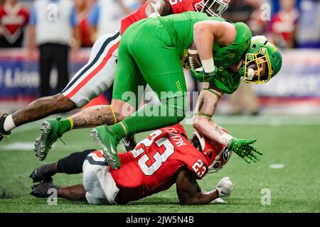 L'équipe de défense des Ducks de l'Oregon Terrance Ferguson (3) est combattue par les Bulldgs de Géorgie Tykee Smith (23) lors du match de Kick-fil-A du NCAA College football entre les Ducks de l'Oregon et les Bulldgs de Géorgie le samedi 3 septembre 2022 au stade Mercedes-Benz d'Atlanta, en Géorgie. Jacob Kupferman/CSM Banque D'Images