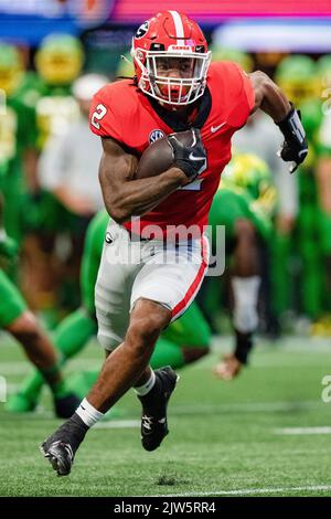 Georgia Bulldogs qui a fait marche arrière Kendall Milton (2) pendant le match de Kick-fil-A de football du Collège NCAA entre les Canards de l'Oregon et les Bullddogs de Géorgie le samedi 3 septembre 2022 au stade Mercedes-Benz à Atlanta, en Géorgie. Jacob Kupferman/CSM Banque D'Images