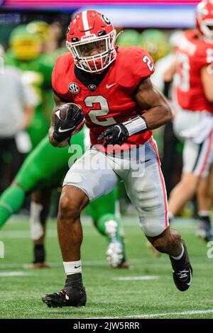 Georgia Bulldogs qui a fait marche arrière Kendall Milton (2) pendant le match de Kick-fil-A de football du Collège NCAA entre les Canards de l'Oregon et les Bullddogs de Géorgie le samedi 3 septembre 2022 au stade Mercedes-Benz à Atlanta, en Géorgie. Jacob Kupferman/CSM Banque D'Images