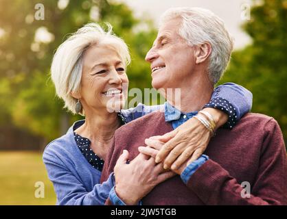 Tout ce que je sais sur l'amour est à cause de vous. Un couple senior heureux et affectueux qui passe du temps ensemble au parc. Banque D'Images