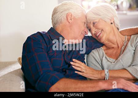 Vous êtes la raison pour laquelle je crois en l'amour. Un heureux couple senior à la maison. Banque D'Images