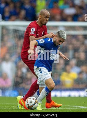 Liverpool. 4th septembre 2022. Fabinho (L) de Liverpool rivalise avec Neal Maupay d'Everton lors du match de la Premier League anglaise entre Everton et Liverpool à Liverpool, en Grande-Bretagne, le 3 septembre 2022. Credit: Xinhua/Alay Live News Banque D'Images