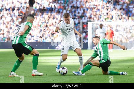 Madrid, Espagne. 3rd septembre 2022. Toni Kroos (C) du Real Madrid est accompagné de Betis' Aitor Ruibal (R) et de Guido Rodriguez lors d'un match de la Liga Santander entre le Real Madrid et le Real Betis à Madrid, Espagne, le 3 septembre 2022. Credit: Gustavo Valiente/Xinhua/Alamy Live News Banque D'Images