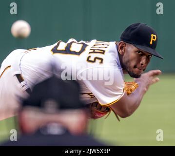 Pittsburgh, États-Unis. 03rd septembre 2022. Pittsburgh Pirates départ pichet Roansy Contreras (59) lance dans le premier repas contre les Blue Jays de Toronto au parc PNC le samedi 3 septembre 2022 à Pittsburgh. Photo par Archie Carpenter/UPI crédit: UPI/Alay Live News Banque D'Images