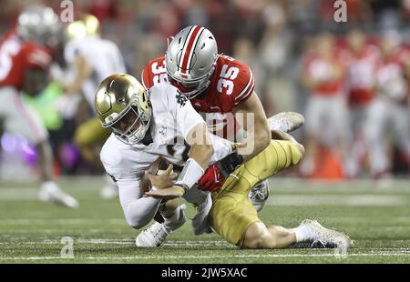 Columbus, États-Unis. 03rd septembre 2022. Notre Dame combat le quarter back irlandais Tyler Buchner (12) est mis à sac par Tommy Eichenberg (35) Buckees de l'État de l'Ohio dans la première moitié à Columbus, Ohio samedi, 3 septembre 2022. Photo par Aaron Josefczyk/UPI crédit: UPI/Alay Live News Banque D'Images