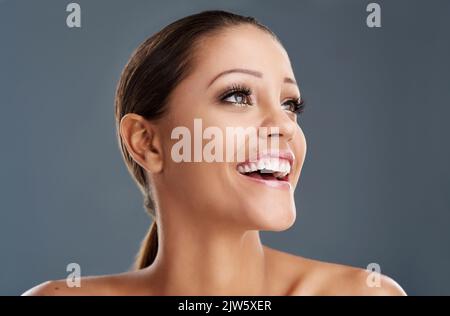 Laissez-vous inspirer par sa beauté. Une belle jeune femme posant dans le studio. Banque D'Images