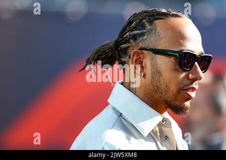 Zandvoort, pays-Bas. 3rd septembre 2022. Lewis Hamilton de Mercedes est vu avant la séance de qualification du Grand Prix néerlandais de Formule 1 au circuit de Zandvoort, pays-Bas, le 3 septembre 2022. Credit: Qian Jun/Xinhua/Alay Live News Banque D'Images