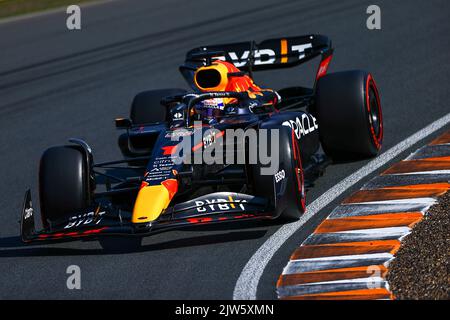 Zandvoort, pays-Bas. 3rd septembre 2022. Max Verstappen de Redbull conduit lors de la session de qualification du Grand Prix hollandais de Formule 1 au circuit de Zandvoort, aux pays-Bas, le 3 septembre 2022. Credit: Qian Jun/Xinhua/Alay Live News Banque D'Images