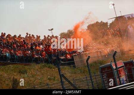 Zandvoort, pays-Bas. 3rd septembre 2022. Les fans lancent des feux d'artifice dans le circuit lors de la qualification du Grand Prix hollandais de Formule 1 au circuit de Zandvoort, aux pays-Bas, le 3 septembre 2022. Credit: Qian Jun/Xinhua/Alay Live News Banque D'Images