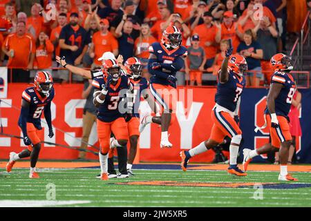 03 septembre 2022: Syracuse les joueurs de défense orange célèbrent une pièce contre les Cardinals de Louisville pendant la première moitié le samedi 3 septembre 2022 au dôme sans fil JMA à Syracuse, New York. Riche Barnes/CSM Banque D'Images