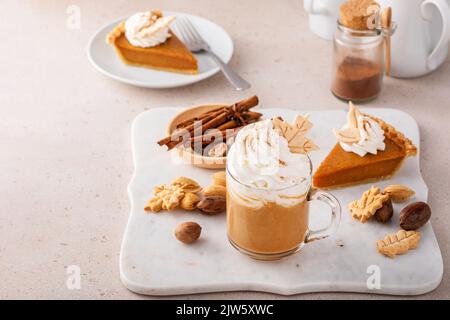 Latte aux épices à la citrouille recouverte de crème fouettée et de cannelle Banque D'Images