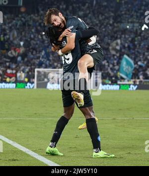 Rome, Italie. 3rd septembre 2022. Khvicha Kvaratskhelia (en haut) de Naples célèbre son but lors d'un match de football entre Lazio et Naples à Rome, Italie, 3 septembre 2022. Crédit: Alberto Lingria/ Xinhua/Alay Live News Banque D'Images