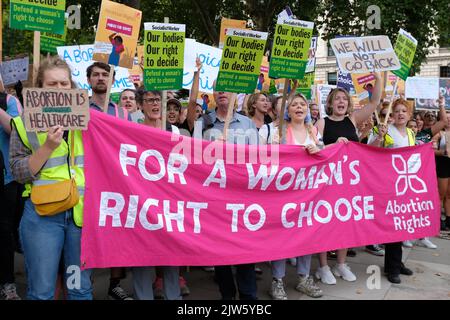 Londres, Royaume-Uni, 3rd septembre 2022. Les activistes pro-choix des femmes se sont réunis sur la place du Parlement pour protester contre l'événement annuel de la Marche pour la vie, auquel ont assisté des chrétiens évangéliques et des catholiques, entre autres, qui s'opposent à l'avortement, croyant que la vie commence dès la conception. Les groupes pro-choix disent que le renversement de Roe contre Wade a enhardi les anti-abortionnistes. Crédit : onzième heure Photographie/Alamy Live News. Banque D'Images