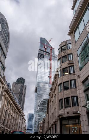 Londres, Royaume-Uni - 21 août 2022 : Le célèbre immeuble de bureaux - le Cheesegrater (Leadenhall Building) dans la ville de Londres l'un des principaux centres Banque D'Images