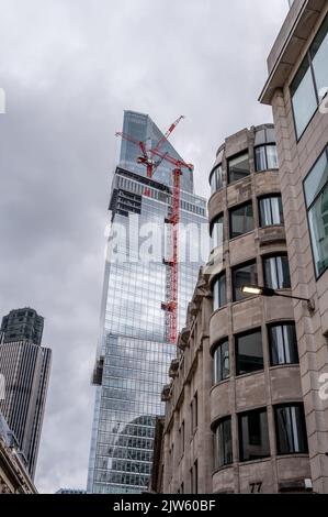 Londres, Royaume-Uni - 21 août 2022 : Le célèbre immeuble de bureaux - le Cheesegrater (Leadenhall Building) dans la ville de Londres l'un des principaux centres Banque D'Images