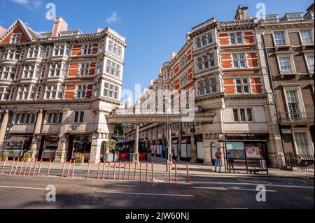 Londres, Royaume-Uni - 21 août 2022: L'avenue sicilienne est un défilé de magasins piétonniers à Bloomsbury, ressemblant à une arcade en plein air. Banque D'Images