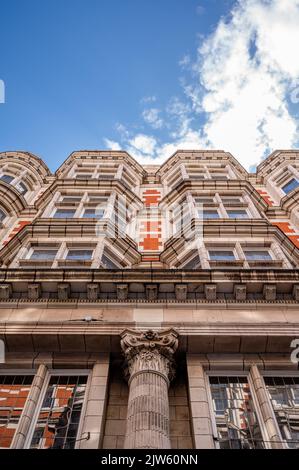 Londres, Royaume-Uni - 21 août 2022: L'avenue sicilienne est un défilé de magasins piétonniers à Bloomsbury, ressemblant à une arcade en plein air. Banque D'Images