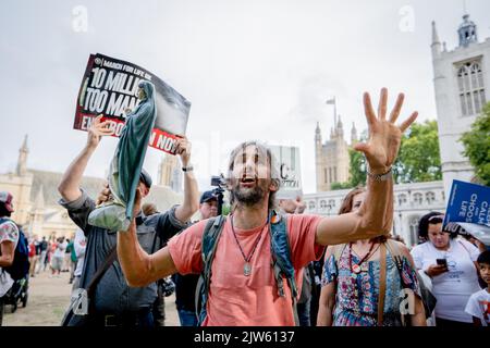 Londres, Royaume-Uni. 03rd septembre 2022. Un défenseur de la vie voit tenir la statue de la Vierge Marie et insiste sur son point de vue sur la lutte contre l'avortement devant les manifestants pro-avortement lors d'une contre-protestation sur le droit à l'avortement. Les activistes pro-avortement ont organisé une contre-manifestation à la Marche pour la vie pour défendre le droit de sauver l'avortement pour les femmes qui en ont besoin. Ils sont confrontés à la confrontation des partisans de la vie durant la contre-manifestation sur la place du Parlement, à Londres. (Photo de Hesther ng/SOPA Images/Sipa USA) crédit: SIPA USA/Alay Live News Banque D'Images