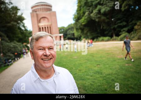 Hambourg, Allemagne. 30th août 2022. L'auteur-compositeur pour enfants Reinhard Horn se trouve sur la pelouse devant le planétarium de Stadtpark pendant une pause dans le tournage. Le Planétarium de Hambourg est devenu la toile de fond d'une vidéo musicale pour la chanson commune 'No Planet B' avec Horn et le chœur d'enfants de Hambourg 'Sonnenstimmens'. (À dpa 'Planétarium devient toile de fond pour le tournage de vidéo de musique avec Reinhard Horn') Credit: Christian Charisius/dpa/Alamy Live News Banque D'Images