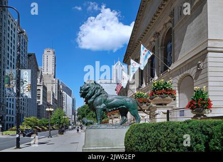 Chicago, États-Unis - août 2022 : l'avant de l'Art Institute, une galerie des beaux-arts à Chicago, avec une vue au nord sur Michigan Avenue Banque D'Images