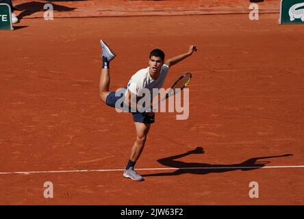 Le joueur de tennis professionnel Carlos Alcaraz d'Espagne en action lors de son quart de finale contre Alexander Zverev d'Allemagne au 2022 Roland Garros Banque D'Images