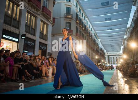 Malaga, Espagne. 03rd septembre 2022. Un modèle présente une création par la couturier Nati Jimenez comme elle prend part à l'événement à la rue marques de Larios. Pendant deux jours, la ville de Malaga accueille la XI édition du défilé de mode de Larios, où les entreprises de mode traverseront la rue principale. Dans cette édition, le couturier Agatha Ruiz de la Prada et le designer Victorio & Lucchino seront les principaux invités. Crédit : SOPA Images Limited/Alamy Live News Banque D'Images