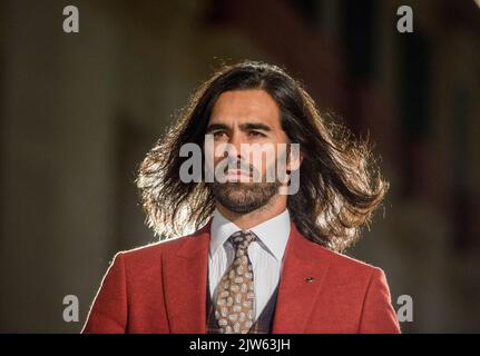 Malaga, Espagne. 03rd septembre 2022. Un modèle présente une création par le designer de mode Felix Ramiro comme il prend part à l'événement à la rue marques de Larios. Pendant deux jours, la ville de Malaga accueille la XI édition du défilé de mode de Larios, où les entreprises de mode traverseront la rue principale. Dans cette édition, le couturier Agatha Ruiz de la Prada et le designer Victorio & Lucchino seront les principaux invités. Crédit : SOPA Images Limited/Alamy Live News Banque D'Images