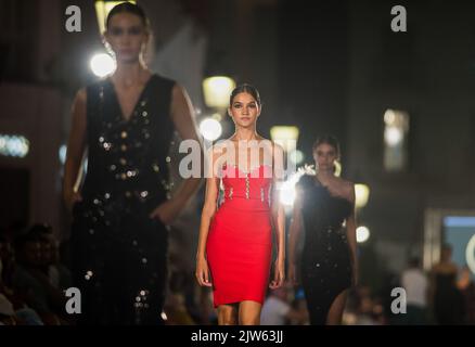 Malaga, Espagne. 03rd septembre 2022. Un modèle présente une création de la firme de mode 'Malaga de Moda' lorsqu'elle participe à l'événement dans la rue marques de Larios. Pendant deux jours, la ville de Malaga accueille la XI édition du défilé de mode de Larios, où les entreprises de mode traverseront la rue principale. Dans cette édition, le couturier Agatha Ruiz de la Prada et le designer Victorio & Lucchino seront les principaux invités. Crédit : SOPA Images Limited/Alamy Live News Banque D'Images